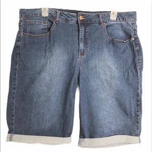 AVENUE DENIM SHORTS SIZE 24
